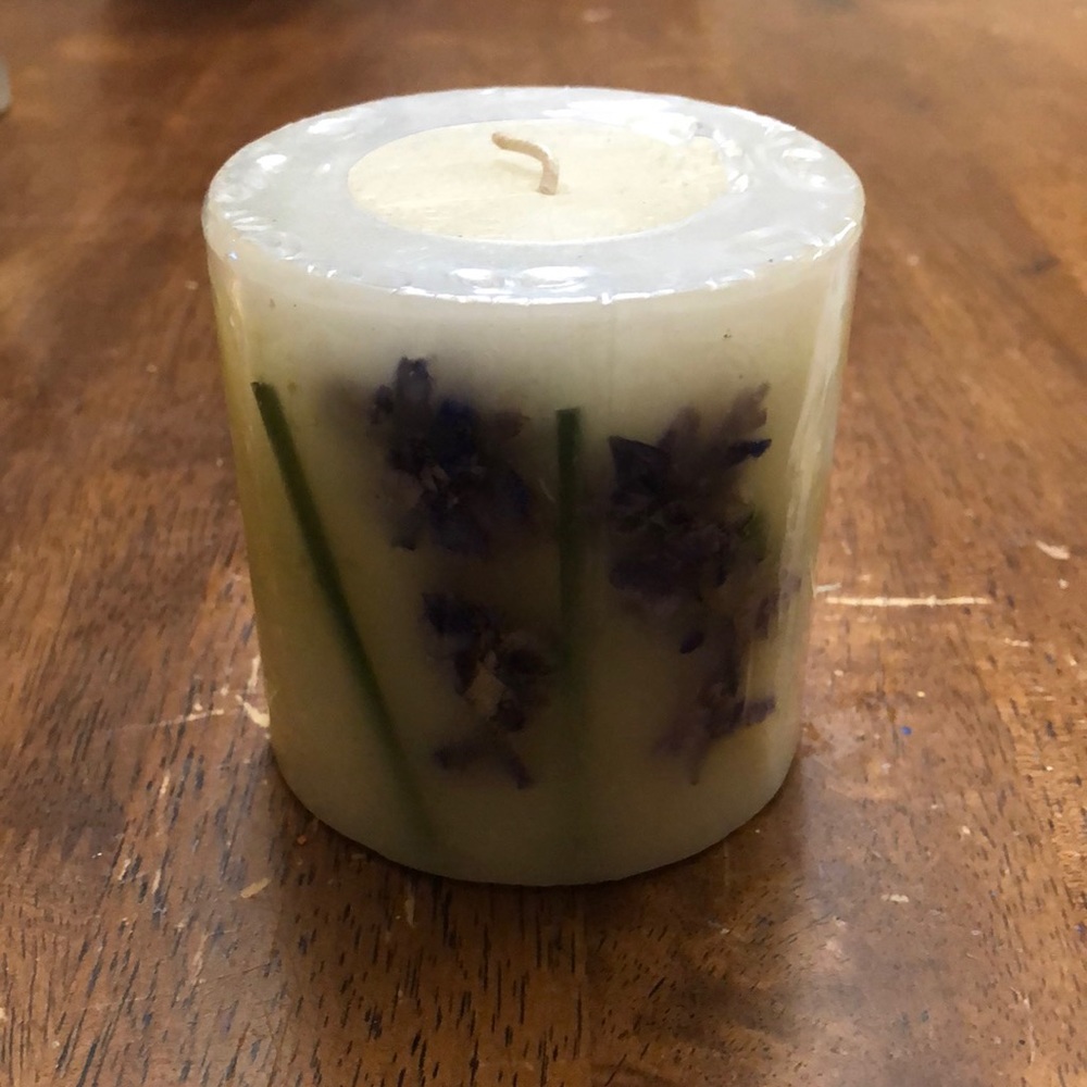 CANDLES WITH LAVENDER AND GREEN STICKS